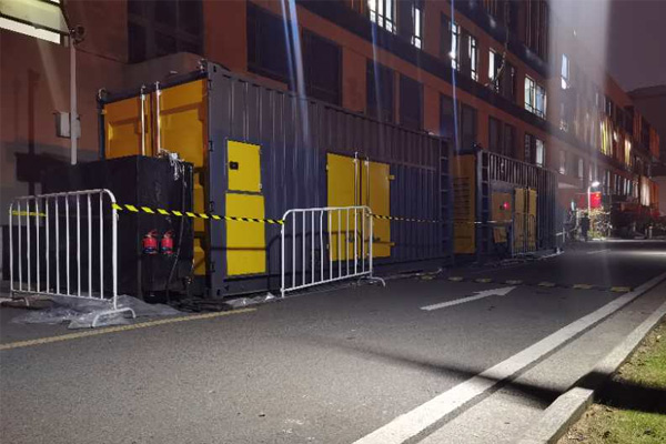 新丰柴油发电机组的输出电压是如何调节的？