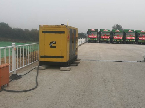 新丰电力系统的稳定性和设备兼容性如何影响发电机组的频率规格？